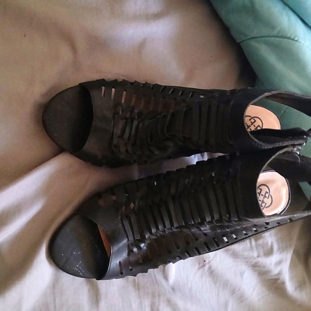 Daisy Fuentes Size 11 Black